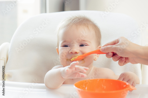Bebé hermoso comiendo puré