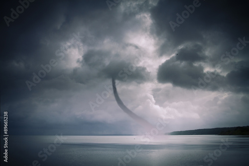 Fotografija tornado over the ocean
