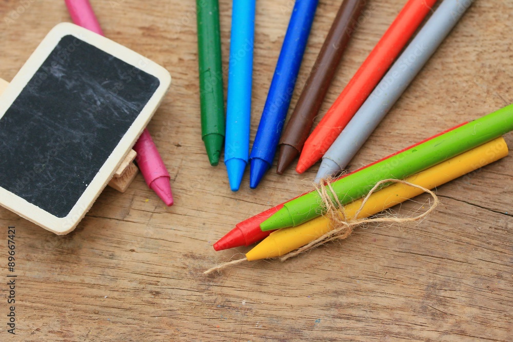 Obraz premium Wax crayons on wood vintage