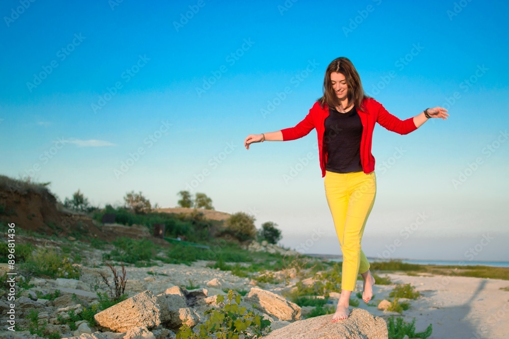 Яркая девушка на пляже