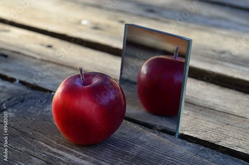 Obraz na płótnie Apple is reflected in the mirror