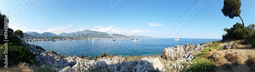 Vue panoramique d'un paysage du littoral sur la Côte d'Azur