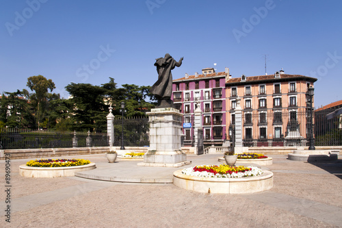 Johannes Paul Statue vor der Almudena Kathedrale in Madrid