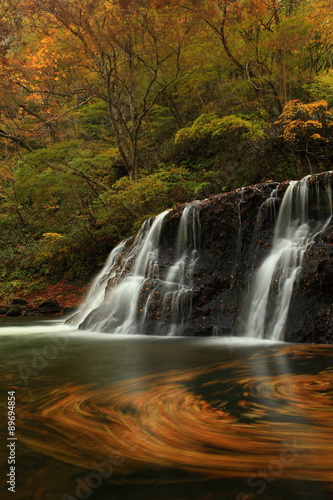 岩手県花巻市 葛丸渓流 紅葉の一の滝