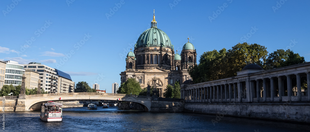 Fototapeta premium berlin spree and berliner cathedral