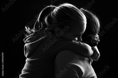 Fototapet Little girl hugs her mother