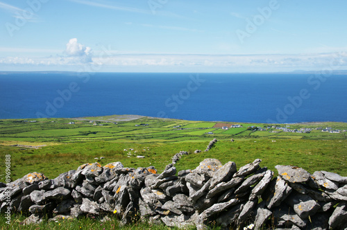 Ireland, green grasslands with atlantic-coast © Johanna Mühlbauer