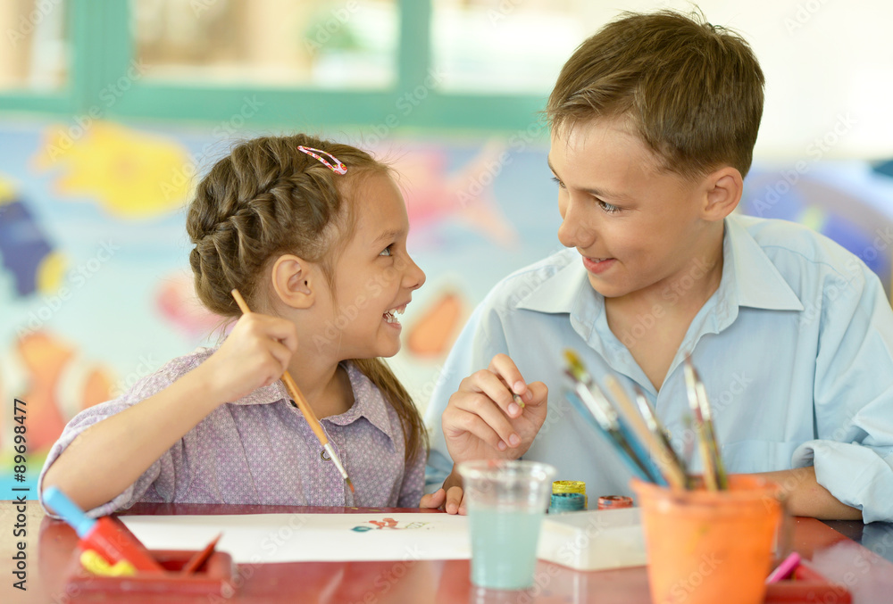 Obraz premium Little girl with boy drawing