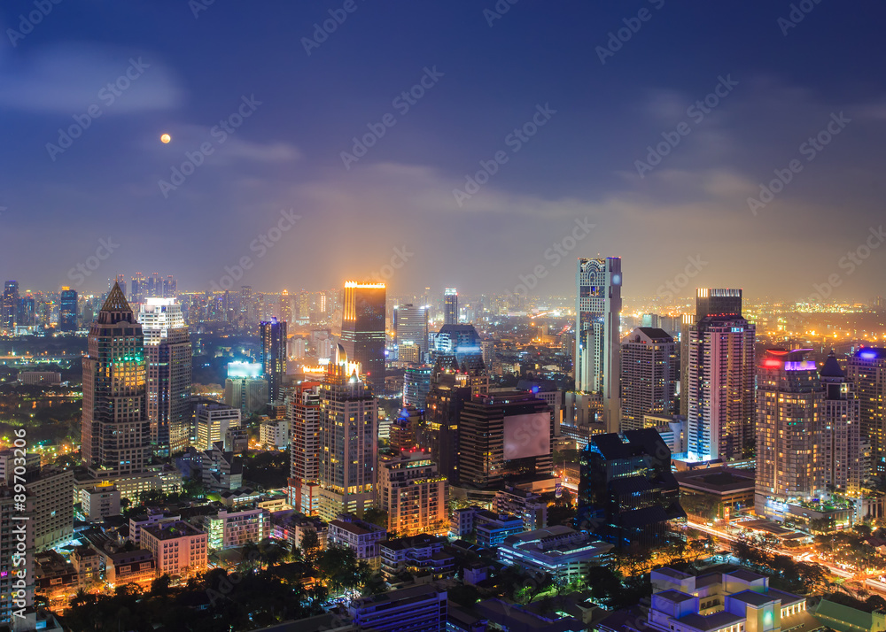 Obraz premium Bangkok Cityscape, dzielnica biznesowa z wyższym budynkiem w noc pełni księżyca, Bangkok, Tajlandia
