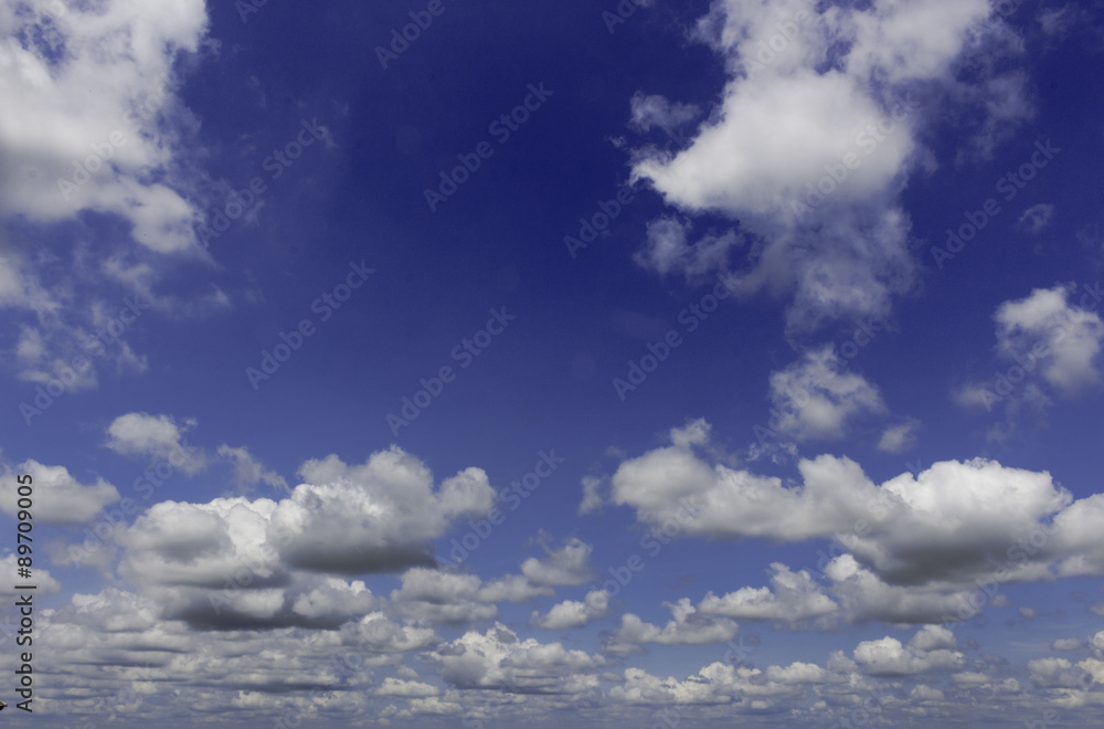 Obraz premium cloudy blue sky background