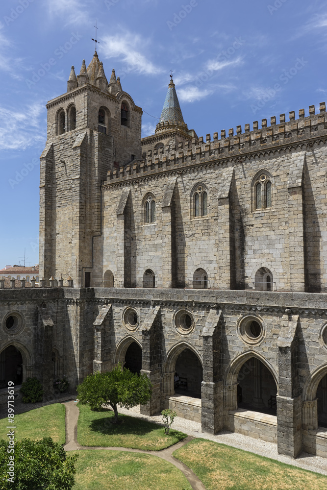 Catedral de la ciudad de Évora en Portugal