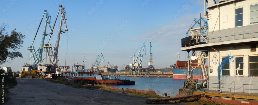 Fototapeta premium Harbor and floating workshop 