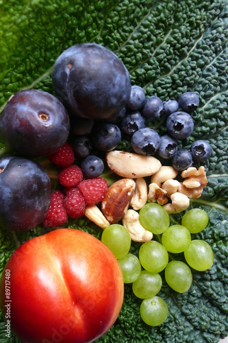 Owoce i orzechy na zdrowym talerzu.