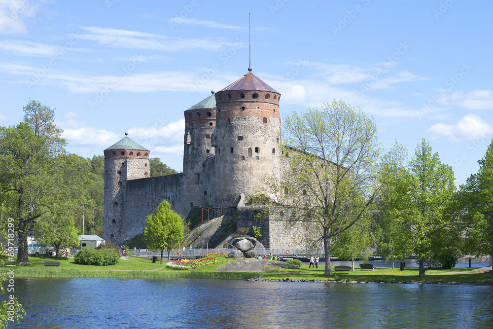 Крепость Олафсборг (Олавинлинна) июньским солнечным днем. Савонлинна, Финляндия