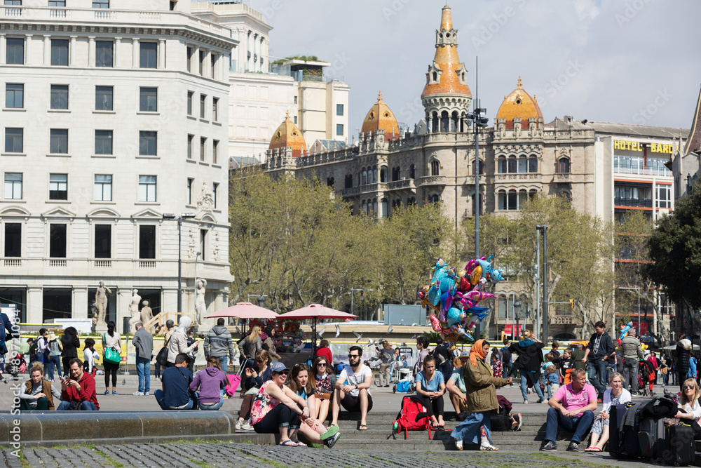 Naklejka premium People in Catalonia Square in sunny day