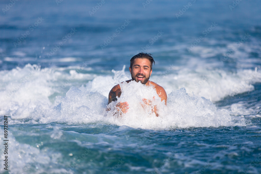 Mann wird im Wasser vom Boot gezogen