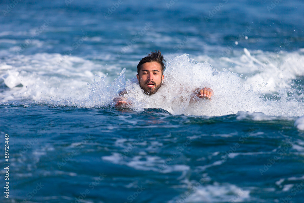 Mann wird im Wasser vom Boot gezogen