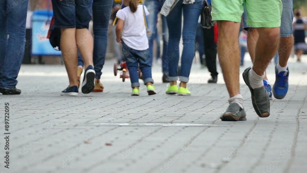 City people summer slow motion. Feet of people. Real shot at 100 FPS, по artifacts.
City people summer slow motion. Feet of people. Real shot at 100 FPS, по artifacts.