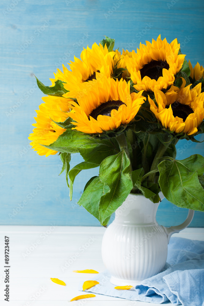 Naklejka premium Beautiful sunflowers bouquet in white vase