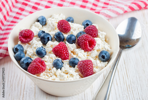 cottage cheese with berries