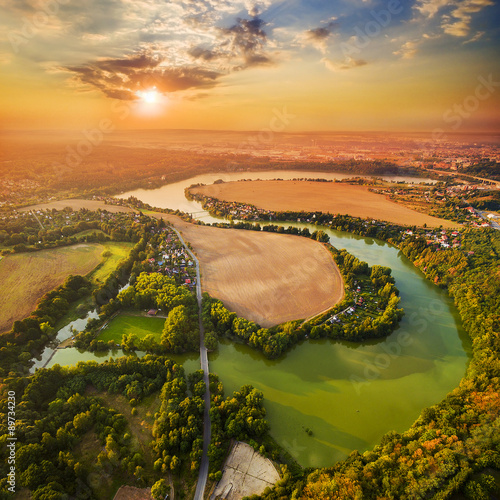 Foto Beautiful sunset over Czech Valley Reservoir in The Litice suburban district of Pilsen