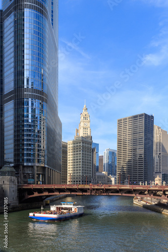 The Chicago River serves as the main link. © pigprox