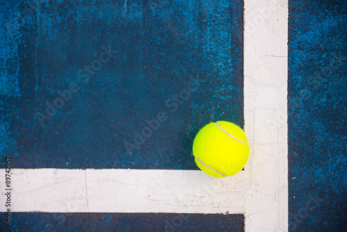 Canvas Print tennis ball on a tennis court