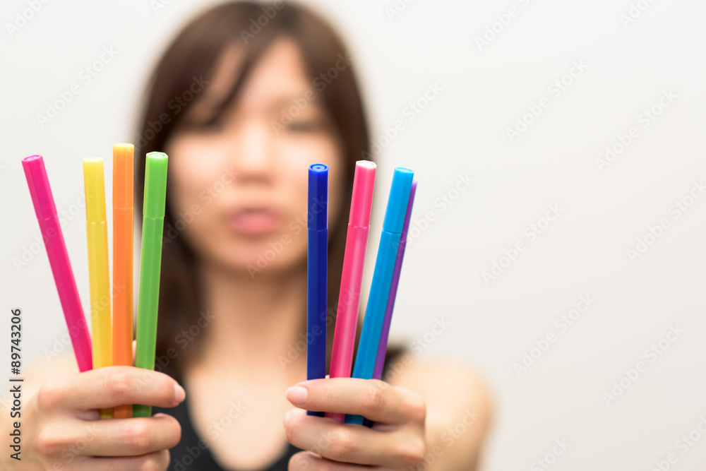 ペンを持つ女性 ペンを持つ女性