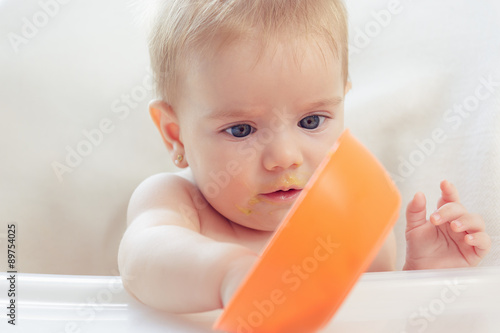 Madre dando de comer a hija puré