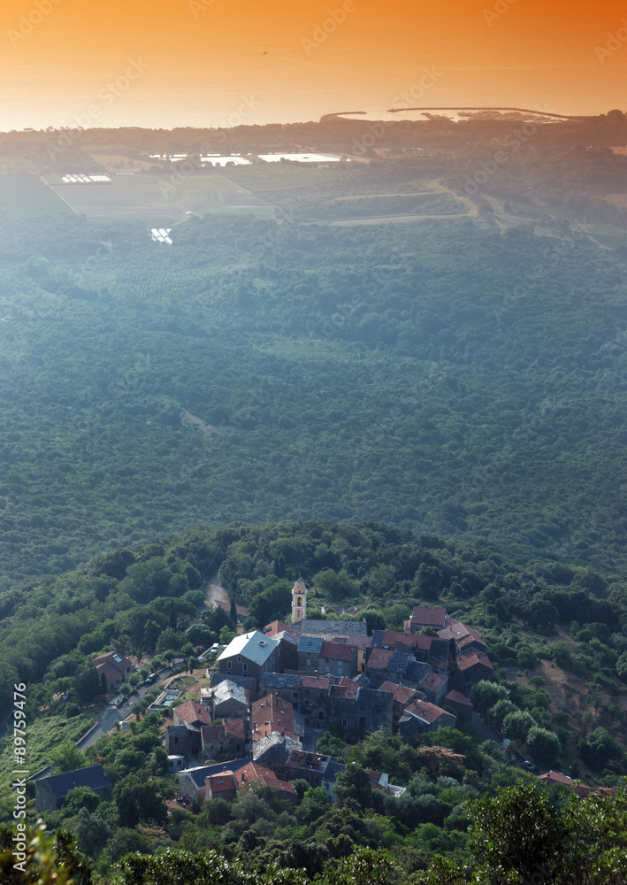 Fototapeta premium village de Costa verde en promontoire