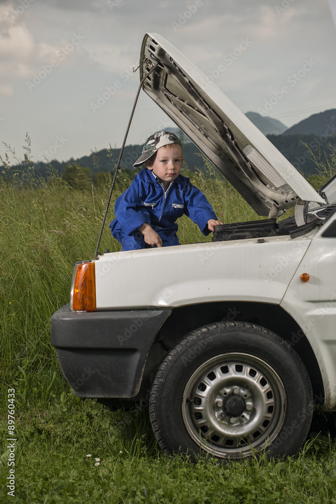 Riparazione auto da un giovane meccanico