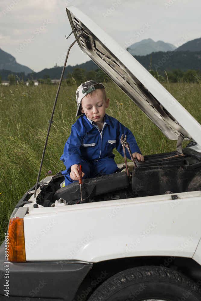 Bambino meccanico al lavoro
