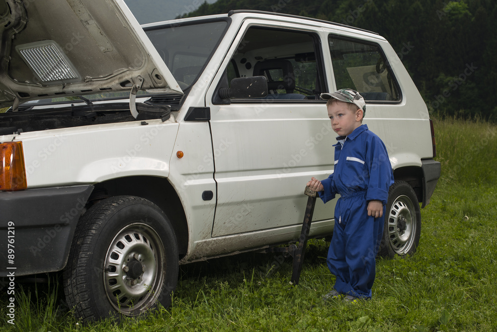 Bambino meccanico al lavoro