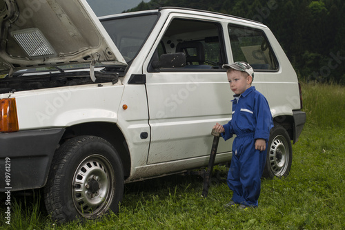 Obraz na płótnie Bambino meccanico al lavoro w salonie