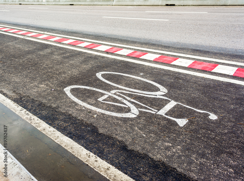 Obraz premium asphalt road and bike lane with sign