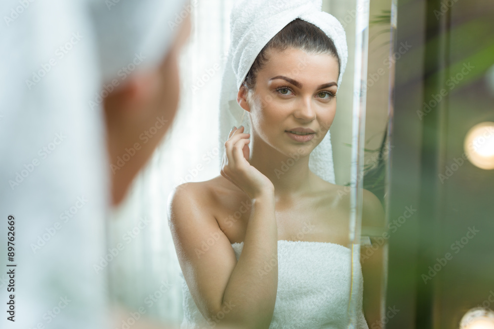 Fototapeta premium Reflection of attractive woman