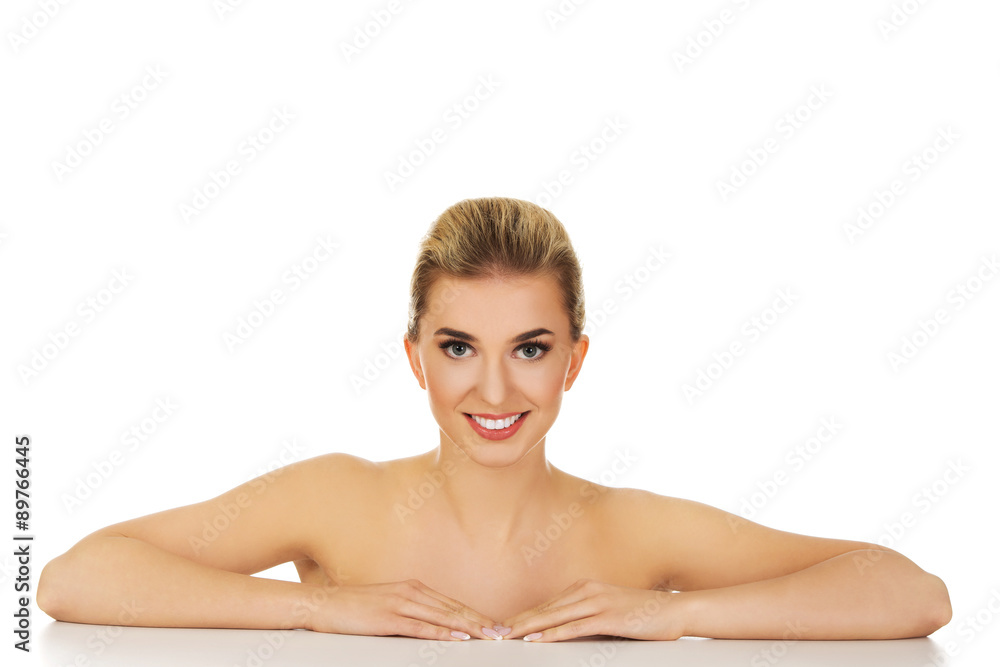 Obraz premium Young beautiful woman based on table