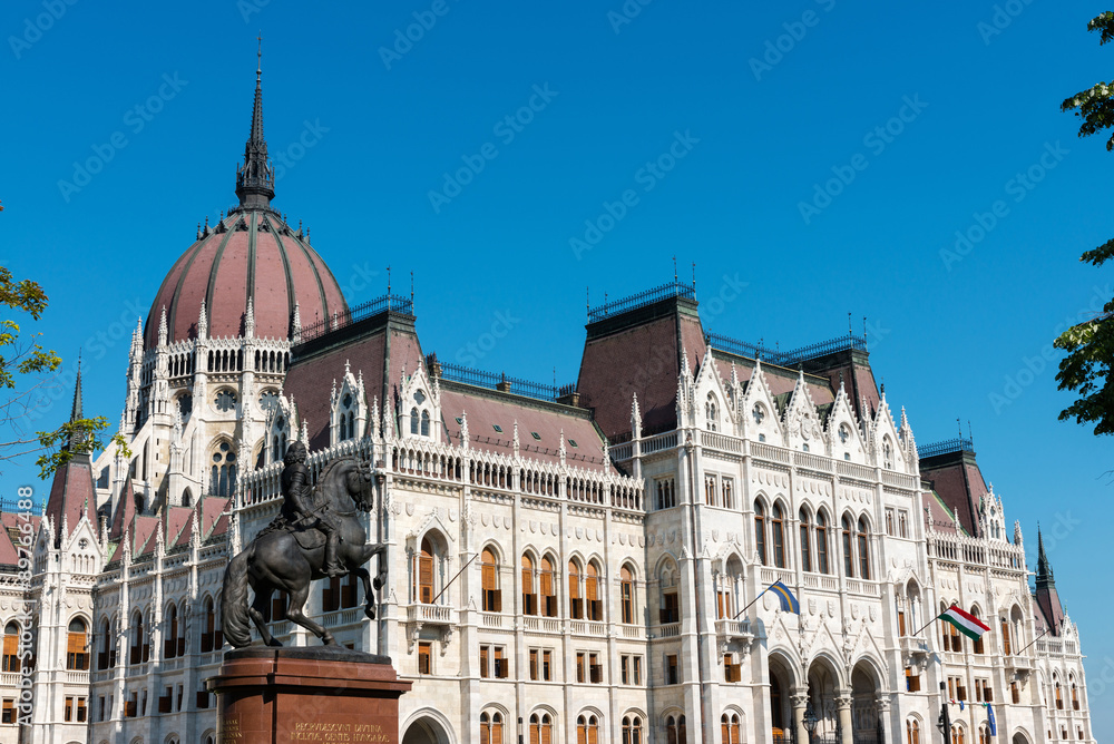 Obraz premium Hungarian Parliament in Budapest against blue sky