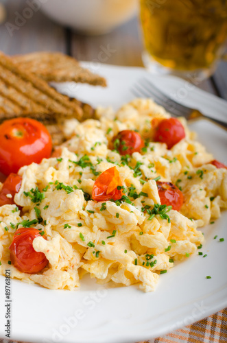 Scrambled eggs with baked tomatoes and chives, panini Scrambled eggs with baked tomatoes