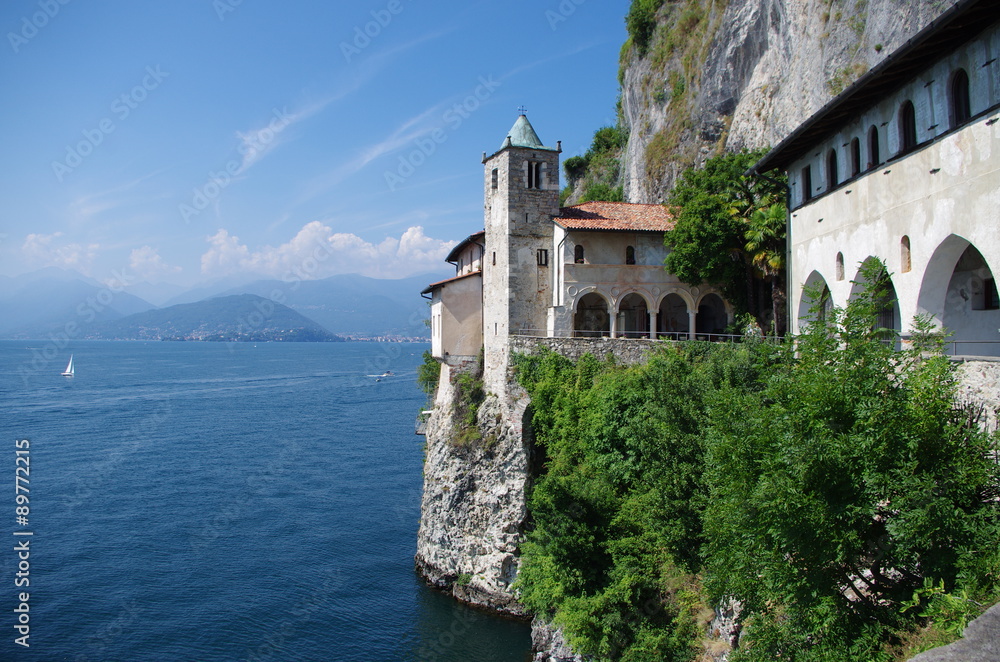 Fototapeta premium Monastère sur le lac Majeur