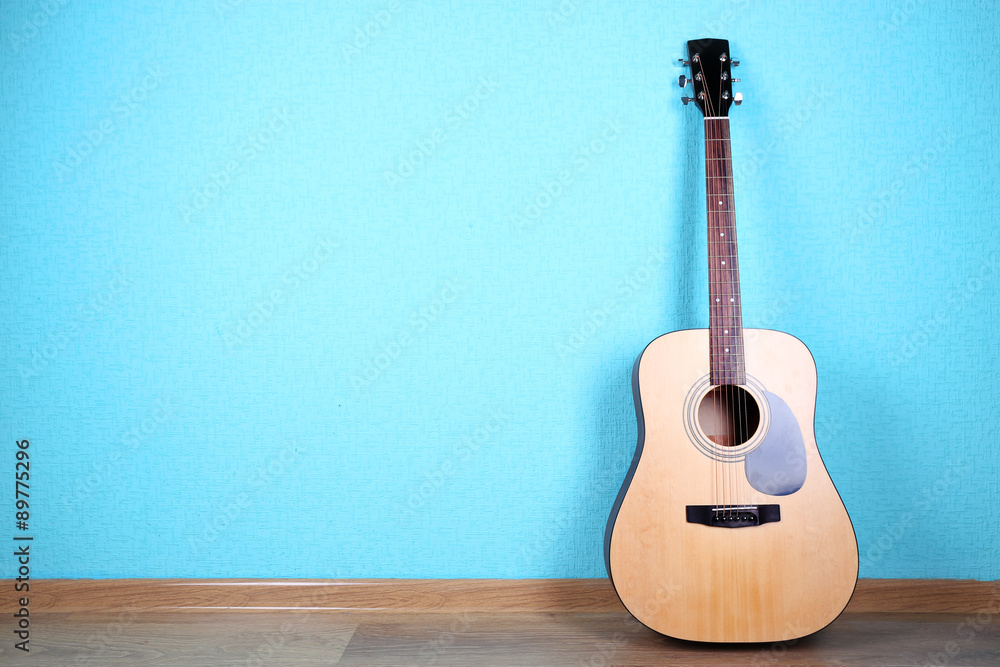 Fototapeta Gitara klasyczna na niebieskim tle tapety