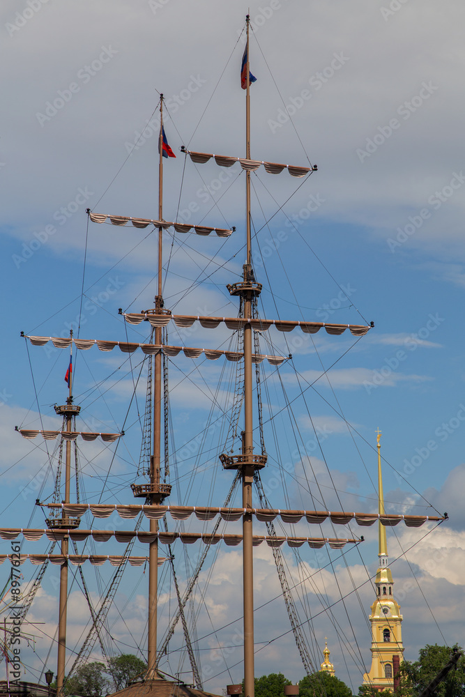   мачты корабля на фоне голубого неба 