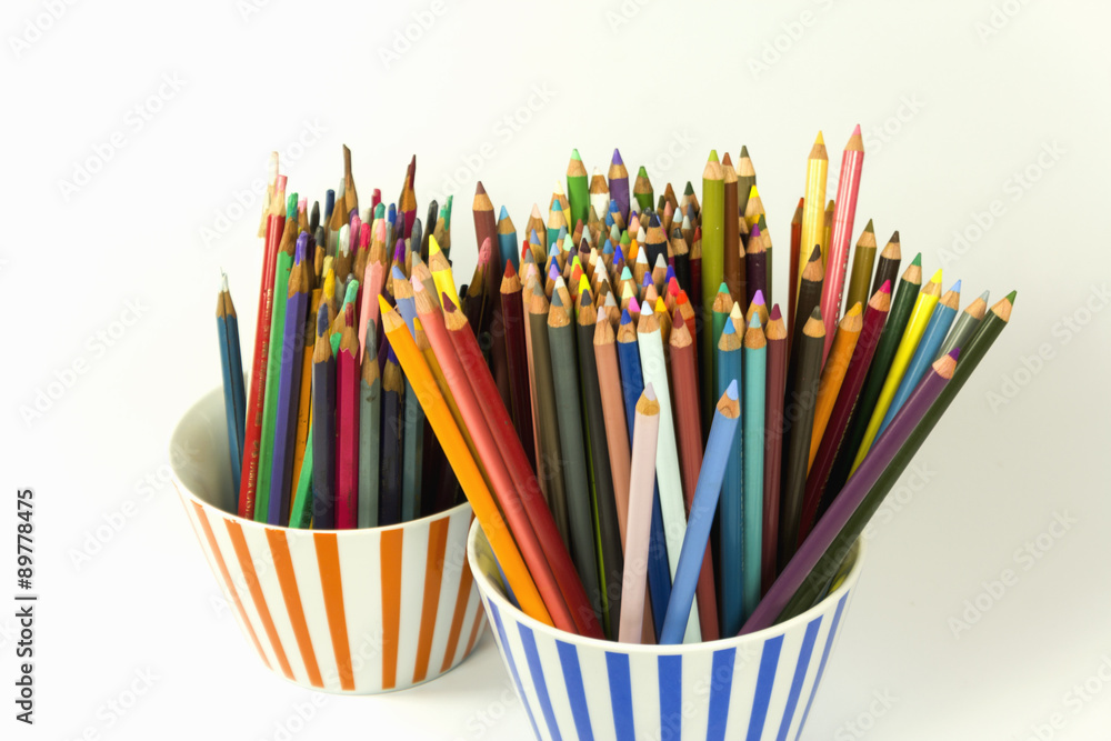 Fototapeta premium new and used color pencils
