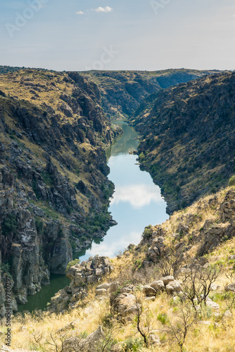 Obraz na płótnie Douro river and the high rocky shores in Miranda do Douro (Portugal) w salonie