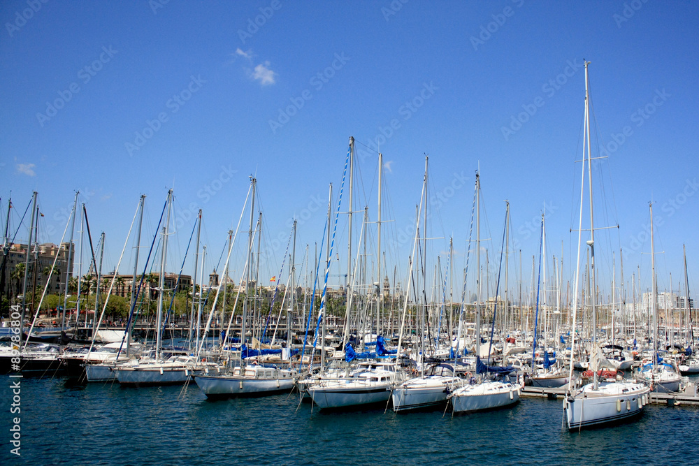 лодки в порту Барселоны летом в солнечный день