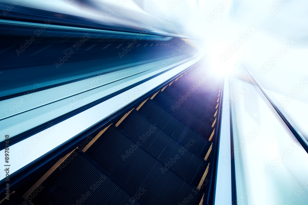Fototapeta premium Escalator going down / motion blur