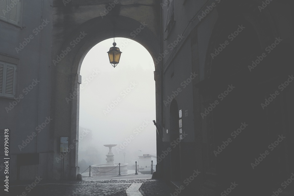 Fototapeta premium Paese nella nebbia scorcio di Atina provincia di Frosinone