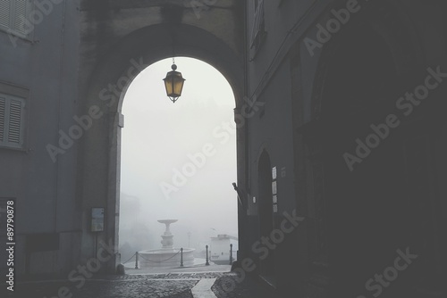 Paese nella nebbia scorcio di Atina provincia di Frosinone