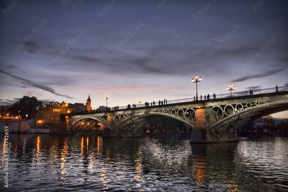 hermoso atardecer del puente de Triana visto desde Sevilla, España