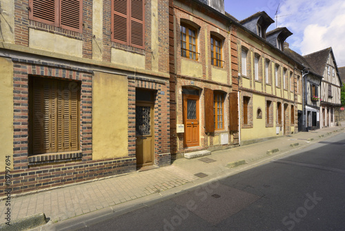 Rue du Canon colorée à Verneuil d'Avre et d'Iton (27130 et 27160), département de l'Eure en région Normandie, France